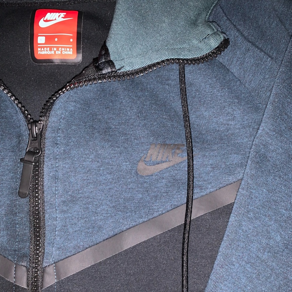 • nike sportswear tech fleece windrunner.